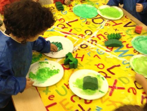 Preschool children take on the role of paleontologists