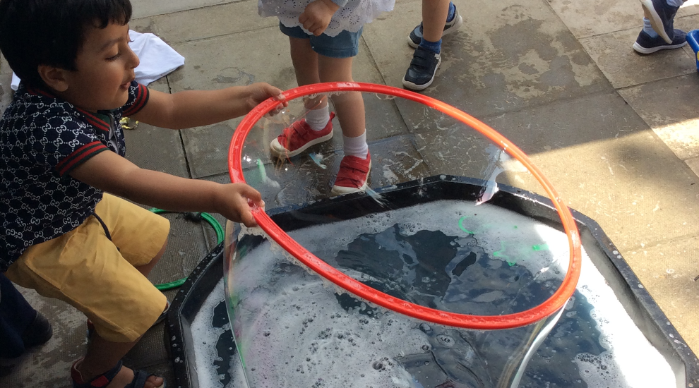 Preschool - Bubbles, story structures and solar eclipses